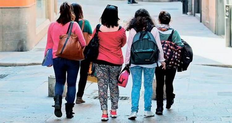 &Epsilon;&gamma;&kappa;&alpha;&tau;&alpha;&lambda;&epsilon;ί&pi;&omicron;&upsilon;&nu; &tau;&omicron; &sigma;&chi;&omicron;&lambda;&epsilon;ί&omicron; 30.000 &pi;&alpha;&iota;&delta;&iota;ά &kappa;ά&theta;&epsilon; &chi;&rho;ό&nu;&omicron;