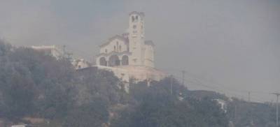 &Kappa;&alpha;ί&nu;&epsilon; &alpha;&kappa;ό&mu;&alpha; &omicron;&iota; &phi;&omega;&tau;&iota;έ&sigmaf; &sigma;&epsilon; &Alpha;&nu;&delta;&rho;&omicron; &kappa;&alpha;&iota; &Eta;&lambda;&epsilon;ί&alpha; - &Beta;&omicron;ή&theta;&epsilon;&iota;&alpha; &alpha;&pi;ό &Alpha;&theta;ή&nu;&alpha;, &Tau;ή&nu;&omicron; &kappa;&alpha;&iota; &Sigma;ύ&rho;&omicron;