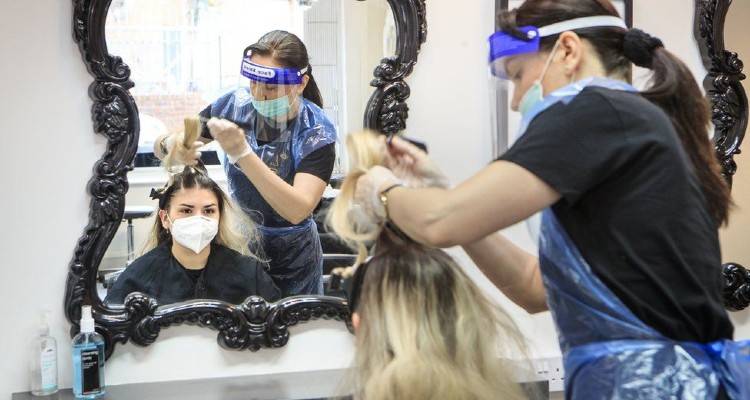 Κορωνοϊός – Βρετανία: Ανοίγουν λιανεμπόριο και εστίαση - Πάνω από το 40% έχει εμβολιαστεί