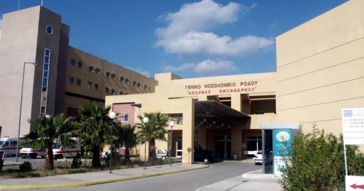&Nu;&epsilon;&kappa;&rho;ό &kappa;&omicron;&rho;&iota;&tau;&sigma;ά&kappa;&iota; 15 &mu;&eta;&nu;ώ&nu; &sigma;&tau;&eta; &Rho;ό&delta;&omicron;: &laquo;&Delta;&epsilon;&nu; &epsilon;ί&chi;&epsilon; &kappa;&alpha;&nu;έ&nu;&alpha; &pi;&rho;ό&beta;&lambda;&eta;&mu;&alpha; &upsilon;&gamma;&epsilon;ί&alpha;&sigmaf;&raquo;, &lambda;έ&epsilon;&iota; &omicron; &pi;&alpha;&pi;&pi;&omicron;ύ&sigmaf; &tau;&omicron;&upsilon;