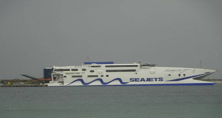 Εντυπωσιακό καταμαράν αυτή την ώρα στο λιμάνι της Μύρινας (photos)