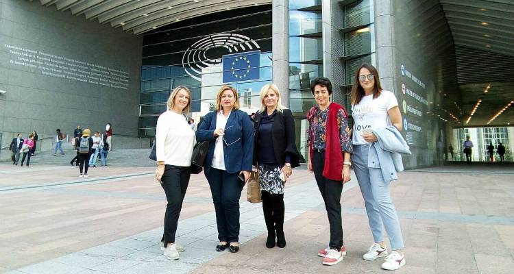 &Tau;&omicron; &Gamma;&epsilon;&nu;&iota;&kappa;ό &Lambda;ύ&kappa;&epsilon;&iota;&omicron; &Mu;&omicron;ύ&delta;&rho;&omicron;&upsilon; &epsilon;&kappa;&pi;&rho;&omicron;&sigma;ώ&pi;&eta;&sigma;&epsilon; &tau;&eta;&nu; &Epsilon;&lambda;&lambda;ά&delta;&alpha; &sigma;&tau;&iota;&sigmaf; &Beta;&rho;&upsilon;&xi;έ&lambda;&lambda;&epsilon;&sigmaf; (photos)