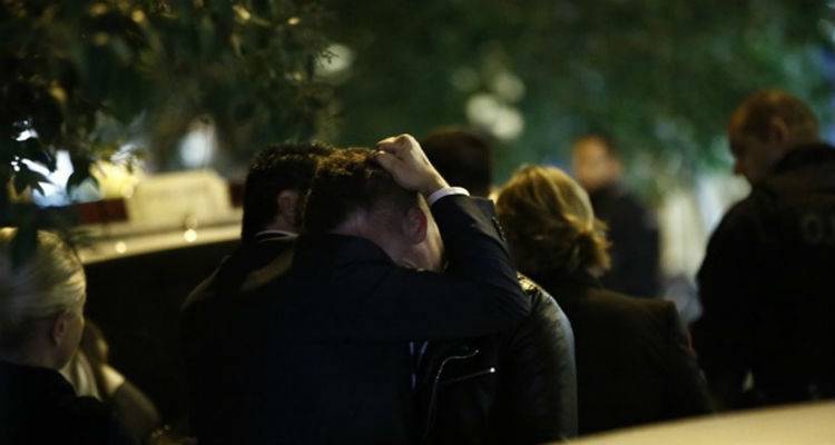 &Sigma;&omicron;&kappa; &sigma;&tau;&eta;&nu; &omicron;&iota;&kappa;&omicron;&gamma;έ&nu;&epsilon;&iota;&alpha; &Zeta;&alpha;&phi;&epsilon;&iota;&rho;ό&pi;&omicron;&upsilon;&lambda;&omicron;&upsilon;: &laquo;&Delta;&omicron;&lambda;&omicron;&phi;ό&nu;&eta;&sigma;&alpha;&nu; έ&nu;&alpha;&nu; &pi;&alpha;&tau;έ&rho;&alpha; &pi;&omicron;&upsilon; έ&kappa;&alpha;&nu;&epsilon; &tau;&eta; &delta;&omicron;&upsilon;&lambda;&epsilon;&iota;ά &tau;&omicron;&upsilon;&raquo;