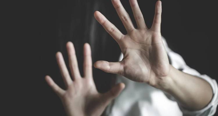 &Lambda;ά&rho;&iota;&sigma;&alpha;: &Kappa;&alpha;&theta;&eta;&gamma;ή&tau;&rho;&iota;&alpha; &kappa;&alpha;&tau;ή&gamma;&gamma;&epsilon;&iota;&lambda;&epsilon; &gamma;&iota;&alpha; &beta;&iota;&alpha;&sigma;&mu;ό &tau;&omicron;&nu; &pi;&rho;&omicron;ϊ&sigma;&tau;ά&mu;&epsilon;&nu;ό &tau;&eta;&sigmaf; - "&Alpha;&lambda;&lambda;&epsilon;&sigmaf; 17 &gamma;&upsilon;&nu;&alpha;ί&kappa;&epsilon;&sigmaf; έ&chi;&omicron;&upsilon;&nu; &beta;&rho;&epsilon;&theta;&epsilon;ί &sigma;&tau;&eta; &theta;έ&sigma;&eta; &tau;&eta;&sigmaf;"