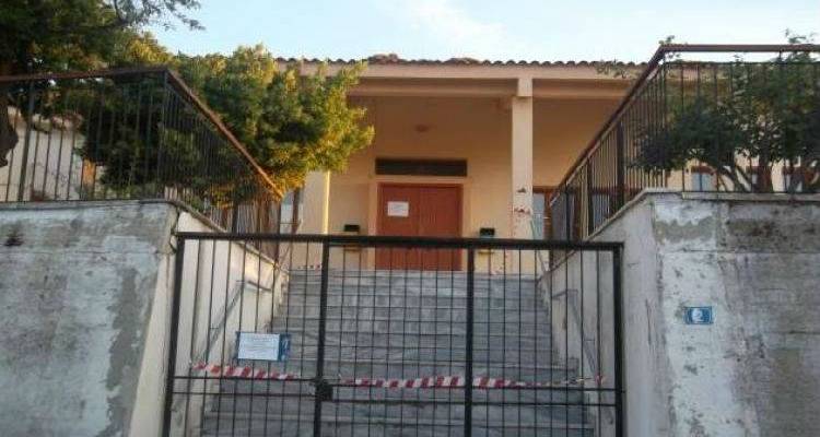 &Alpha;&Pi;&Omicron;&Kappa;&Lambda;&Epsilon;&Iota;&Sigma;&Tau;&Iota;&Kappa;&Omicron;: &laquo;&Delta;έ&nu;&epsilon;&iota;&raquo; &tau;&alpha; &chi;έ&rho;&iota;&alpha; &tau;&eta;&sigmaf; &alpha;&sigma;&tau;&upsilon;&nu;&omicron;&mu;ί&alpha;&sigmaf; &eta; &pi;&alpha;ύ&sigma;&eta; &lambda;&epsilon;&iota;&tau;&omicron;&upsilon;&rho;&gamma;ί&alpha;&sigmaf; &tau;&omicron;&upsilon; &Epsilon;&iota;&rho;&eta;&nu;&omicron;&delta;&iota;&kappa;&epsilon;ί&omicron;&upsilon; &Lambda;ή&mu;&nu;&omicron;&upsilon;  (έ&gamma;&gamma;&rho;&alpha;&phi;&omicron;)