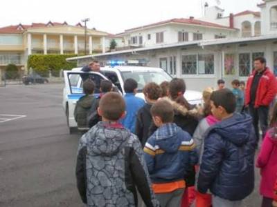 Η αστυνομία στο 2ο Δημοτικό Σχολείο Μύρινας