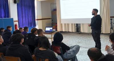 Ό&tau;&alpha;&nu; &eta; &gamma;&nu;ώ&sigma;&eta; &delta;&iota;ώ&chi;&nu;&epsilon;&iota; &tau;&alpha; &sigma;&tau;&epsilon;&rho;&epsilon;ό&tau;&upsilon;&pi;&alpha;: &Mu;&iota;&alpha; &alpha;&lambda;&lambda;&iota;ώ&tau;&iota;&kappa;&eta; &mu;&alpha;&tau;&iota;ά &sigma;&tau;&omicron;&nu; &Delta;&iota;&alpha;&beta;ή&tau;&eta; &alpha;&pi;ό &tau;&omicron; &Epsilon;&Pi;&Alpha;&Lambda; &Mu;ύ&rho;&iota;&nu;&alpha;&sigmaf;