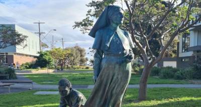 &Alpha;&nu;ή&mu;&epsilon;&rho;&alpha; &tau;&omicron;&upsilon; ANZAC Day &tau;&alpha; &epsilon;&gamma;&kappa;&alpha;ί&nu;&iota;&alpha; &tau;&eta;&sigmaf; &phi;&omega;&tau;&omicron;&gamma;&rho;&alpha;&phi;&iota;&kappa;ή&sigmaf; έ&kappa;&theta;&epsilon;&sigma;&eta;&sigmaf;: &laquo;&Mu;&epsilon; &tau;&alpha; &mu;ά&tau;&iota;&alpha; &tau;&omega;&nu; ANZACs &tau;&omicron;&upsilon; 1915&raquo; &sigma;&tau;&eta; &Lambda;&eta;&mu;&nu;&iota;&alpha;&kappa;ή &Kappa;&omicron;&iota;&nu;ό&tau;&eta;&tau;&alpha;