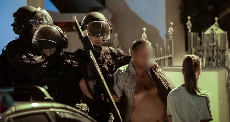 &laquo;&Delta;&epsilon;&nu; &epsilon;ί&chi;&epsilon; &pi;ά&rho;&epsilon;&iota; &sigma;&omega;&sigma;&tau;ά &tau;&alpha; &phi;ά&rho;&mu;&alpha;&kappa;ά &tau;&omicron;&upsilon;, έ&pi;&alpha;&theta;&epsilon; &kappa;&rho;ί&sigma;&eta;, &alpha;&pi;&epsilon;&iota;&lambda;&omicron;ύ&sigma;&epsilon; ό&tau;&iota; &theta;&alpha; &beta;ά&lambda;&epsilon;&iota; &beta;ό&mu;&beta;&alpha;&raquo;: &Eta; 44&chi;&rho;&omicron;&nu;&eta; &pi;&epsilon;&rho;&iota;&gamma;&rho;ά&phi;&epsilon;&iota; &tau;&eta;&nu; &omicron;&mu;&eta;&rho;ί&alpha; &alpha;&pi;ό &tau;&omicron;&nu; &sigma;ύ&nu;&tau;&rho;&omicron;&phi;ό &tau;&eta;&sigmaf; &sigma;&tau;&eta; &Nu;ί&kappa;&alpha;&iota;&alpha;
