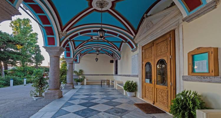 Άρση μέτρων | Πώς θα γίνεται η είσοδος στις εκκλησίες για ατομική προσευχή