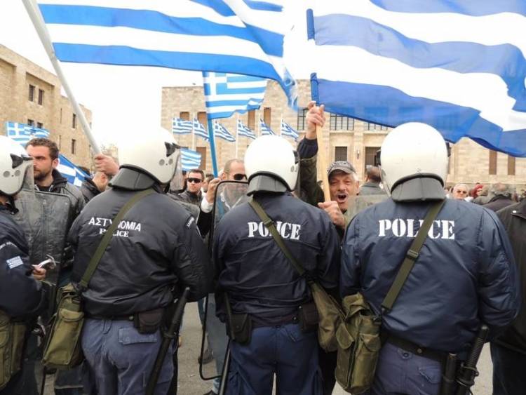 &Rho;ό&delta;&omicron;&sigmaf;: &Epsilon;&pi;ί&theta;&epsilon;&sigma;&eta; &sigma;&epsilon; &delta;&eta;&mu;&omicron;&tau;&iota;&kappa;ό &sigma;ύ&mu;&beta;&omicron;&upsilon;&lambda;&omicron; &kappa;&alpha;&tau;ά &tau;&eta;&nu; &pi;&alpha;&rho;έ&lambda;&alpha;&sigma;&eta; &tau;&eta;&sigmaf; 25&eta;&sigmaf; &Mu;&alpha;&rho;&tau;ί&omicron;&upsilon;