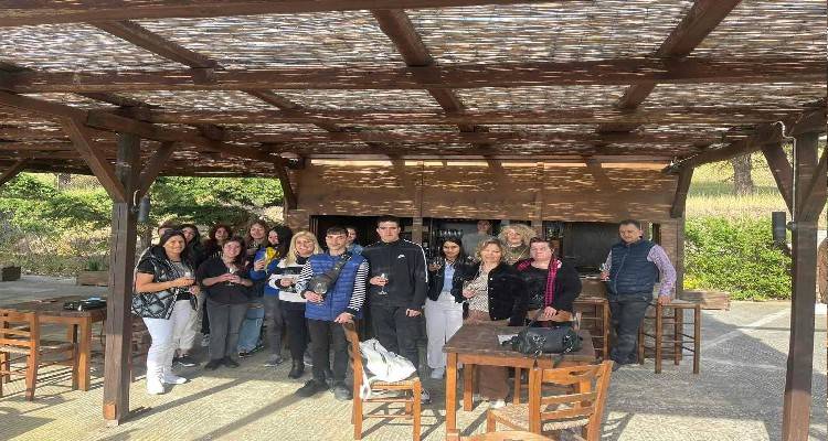 &Iota;&Epsilon;&Kappa; &Lambda;ή&mu;&nu;&omicron;&upsilon;: &Sigma;&upsilon;&nu;&epsilon;&chi;ί&zeta;&omicron;&nu;&tau;&alpha;&iota; &omicron;&iota; &delta;&rho;ά&sigma;&epsilon;&iota;&sigmaf; &kappa;&alpha;&iota; &omicron;&iota; &epsilon;&kappa;&pi;&alpha;&iota;&delta;&epsilon;&upsilon;&tau;&iota;&kappa;έ&sigmaf; &epsilon;&pi;&iota;&sigma;&kappa;έ&psi;&epsilon;&iota;&sigmaf;