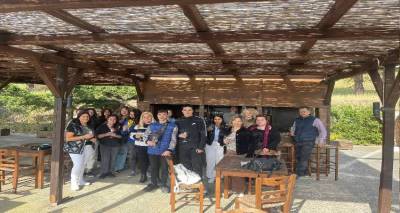 &Iota;&Epsilon;&Kappa; &Lambda;ή&mu;&nu;&omicron;&upsilon;: &Sigma;&upsilon;&nu;&epsilon;&chi;ί&zeta;&omicron;&nu;&tau;&alpha;&iota; &omicron;&iota; &delta;&rho;ά&sigma;&epsilon;&iota;&sigmaf; &kappa;&alpha;&iota; &omicron;&iota; &epsilon;&kappa;&pi;&alpha;&iota;&delta;&epsilon;&upsilon;&tau;&iota;&kappa;έ&sigmaf; &epsilon;&pi;&iota;&sigma;&kappa;έ&psi;&epsilon;&iota;&sigmaf;