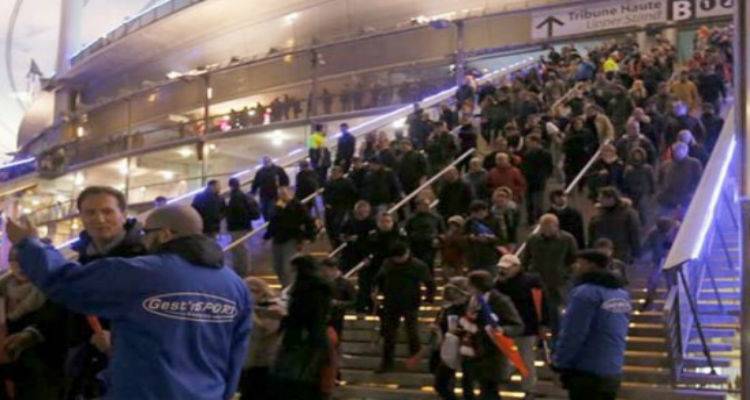 Oι Γάλλοι φεύγουν από το γήπεδο μετά τη σφαγή τραγουδώντας τον εθνικό τους ύμνο (video)