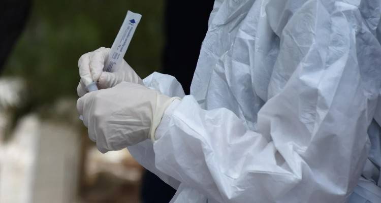 ΕΡΓΑΝΗ: Σχεδόν 21.000 ανεμβολίαστοι εργαζόμενοι πάνε στη δουλειά χωρίς rapid