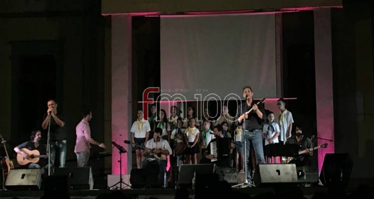 &Mu;&iota;&alpha; &mu;&omicron;&nu;&alpha;&delta;&iota;&kappa;ή &beta;&rho;&alpha;&delta;&iota;ά &chi;ά&rho;&iota;&sigma;&epsilon; &sigma;&tau;&omicron; &kappa;&omicron;&iota;&nu;ό &tau;&eta;&sigmaf; &Lambda;ή&mu;&nu;&omicron;&upsilon; &omicron; &Gamma;&epsilon;&rho;ά&sigma;&iota;&mu;&omicron;&sigmaf; &Alpha;&nu;&delta;&rho;&epsilon;ά&tau;&omicron;&sigmaf; (photos &amp; videos)