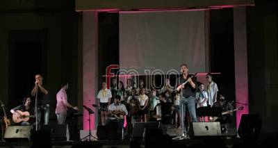 &Mu;&iota;&alpha; &mu;&omicron;&nu;&alpha;&delta;&iota;&kappa;ή &beta;&rho;&alpha;&delta;&iota;ά &chi;ά&rho;&iota;&sigma;&epsilon; &sigma;&tau;&omicron; &kappa;&omicron;&iota;&nu;ό &tau;&eta;&sigmaf; &Lambda;ή&mu;&nu;&omicron;&upsilon; &omicron; &Gamma;&epsilon;&rho;ά&sigma;&iota;&mu;&omicron;&sigmaf; &Alpha;&nu;&delta;&rho;&epsilon;ά&tau;&omicron;&sigmaf; (photos &amp; videos)