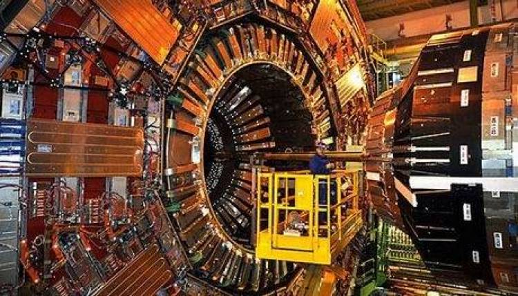 &Sigma;&upsilon;&nu;&epsilon;&rho;&gamma;&alpha;&sigma;ί&alpha; &tau;&omicron;&upsilon; &Tau;&Epsilon;I &Kappa;&alpha;&beta;ά&lambda;&alpha;&sigmaf; &mu;&epsilon; &tau;&omicron; CERN
