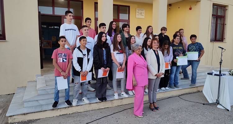 Βράβευση αριστούχων μαθητών και εγκαίνια της Αίθουσας Μαθητικής Δημιουργίας σε ένα γεμάτο χαμόγελα προαύλιο του Γυμνασίου Λιβαδοχωρίου (Photos + Video)