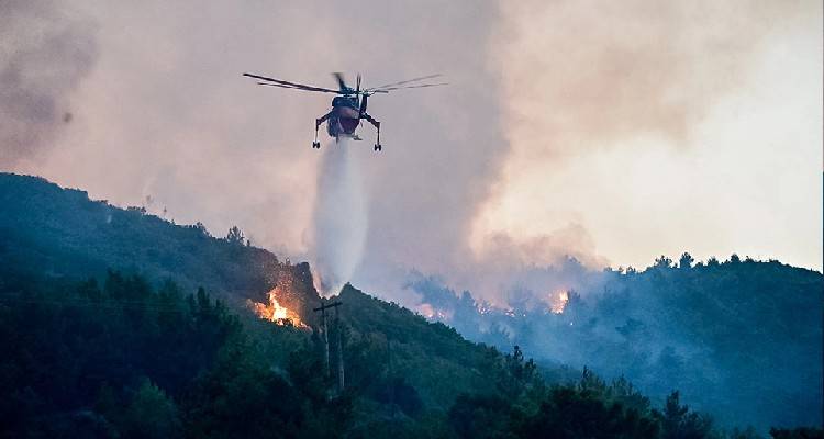 Εύβοια: Ενισχύονται οι δυνάμεις, πλησιάζει κατοικημένη περιοχή το μέτωπο της πυκραγιάς