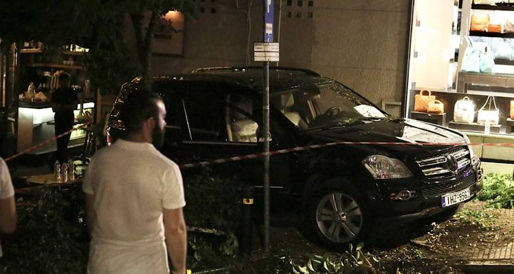 &Pi;&alpha;&nu;&iota;&kappa;ό&sigmaf; &sigma;&tau;&omicron; &Kappa;&omicron;&lambda;&omega;&nu;ά&kappa;&iota;: &Tau;&zeta;&iota;&pi; έ&pi;&epsilon;&sigma;&epsilon; &sigma;&epsilon; &pi;&epsilon;&zeta;&omicron;ύ&sigmaf; έ&xi;&omega; &alpha;&pi;ό &epsilon;&sigma;&tau;&iota;&alpha;&tau;ό&rho;&iota;&omicron; | 11 &tau;&rho;&alpha;&upsilon;&mu;&alpha;&tau;ί&epsilon;&sigmaf;, έ&nu;&alpha;&sigmaf; &sigma;&omicron;&beta;&alpha;&rho;ά