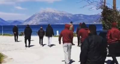 &Chi;&alpha;&lambda;ά&rho;&omega;&sigma;&alpha;&nu; &mu;&epsilon; &pi;&epsilon;&rho;ί&pi;&alpha;&tau;&omicron; &omicron;&iota; &pi;&alpha;ί&kappa;&tau;&epsilon;&sigmaf; &tau;&omicron;&upsilon; &Eta;&phi;&alpha;ί&sigma;&tau;&omicron;&upsilon; &pi;&rho;&iota;&nu; &tau;&omicron;&nu; &Pi;&rho;&omicron;&mu;&eta;&theta;έ&alpha; (video)