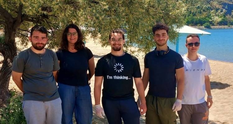 Φοιτητές καθαρίζουν την παραλία της Νέας Μάδυτου | Μια πράξη που δίνει ελπίδα