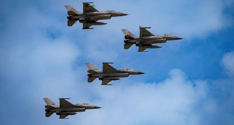 &Sigma;&eta;&mu;&alpha;&nu;&tau;&iota;&kappa;ή &epsilon;&xi;έ&lambda;&iota;&xi;&eta;: &Sigma;&upsilon;&mu;&phi;&omega;&nu;ί&alpha; &sigma;&tau;&eta; &Sigma;ύ&nu;&omicron;&delta;&omicron; &Kappa;&omicron;&rho;&upsilon;&phi;ή&sigmaf; &tau;&omicron;&upsilon; &Nu;&Alpha;&Tau;&Omicron; -&Mu;&pi;&lambda;ί&nu;&kappa;&epsilon;&nu;: &Alpha;&upsilon;&tau;ή &tau;&eta; &sigma;&tau;&iota;&gamma;&mu;ή &sigma;&tau;έ&lambda;&nu;&omicron;&upsilon;&mu;&epsilon; F-16 &sigma;&tau;&eta;&nu; &Omicron;&upsilon;&kappa;&rho;&alpha;&nu;ί&alpha;