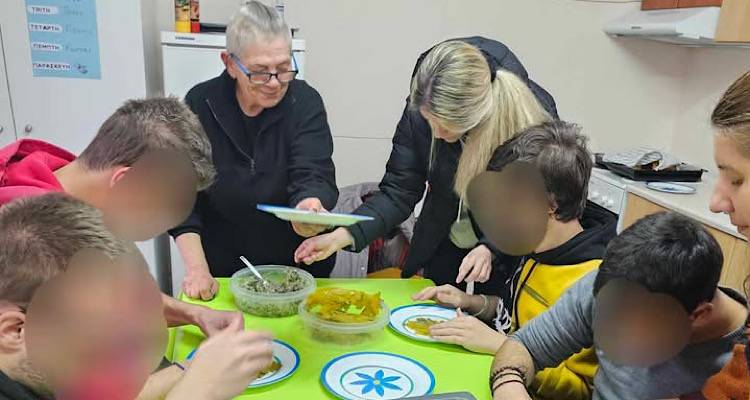 &Lambda;ή&mu;&nu;&omicron;&sigmaf;: &Omicron;&iota; &mu;&alpha;&theta;&eta;&tau;έ&sigmaf; &tau;&omicron;&upsilon; &Epsilon;.&Epsilon;.&Epsilon;.&Epsilon;.&Kappa; &Rho;&epsilon;&pi;&alpha;&nu;&iota;&delta;ί&omicron;&upsilon; έ&mu;&alpha;&theta;&alpha;&nu; &nu;&alpha; &phi;&tau;&iota;ά&chi;&nu;&omicron;&upsilon;&nu; &nu;&tau;&omicron;&lambda;&mu;&alpha;&delta;ά&kappa;&iota;&alpha;