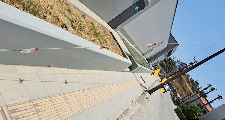 Επικίνδυνο συρματόσχοινο στο πεζοδρόμιο έξω από το LIDL