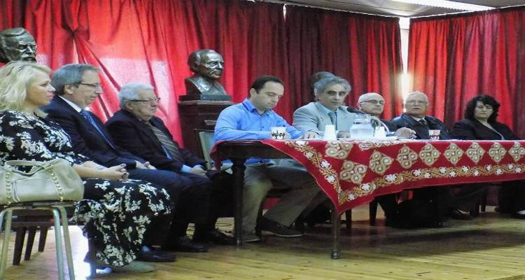 &Alpha;&nu;&tau;ώ&nu;&eta;&sigmaf; &Kappa;&alpha;&rho;&alpha;&gamma;&iota;ά&nu;&nu;&eta;&sigmaf;: &laquo;&Eta; &kappa;&alpha;&lambda;ύ&tau;&epsilon;&rho;&eta; ά&mu;&upsilon;&nu;&alpha; &gamma;&iota;&alpha; &tau;&alpha; &nu;&eta;&sigma;&iota;ά &mu;&alpha;&sigmaf; &epsilon;ί&nu;&alpha;&iota; &eta; &kappa;&omicron;&iota;&nu;&omega;&nu;&iota;&kappa;ή &kappa;&alpha;&iota; &omicron;&iota;&kappa;&omicron;&nu;&omicron;&mu;&iota;&kappa;ή &tau;&omicron;&upsilon;&sigmaf; &epsilon;&nu;ί&sigma;&chi;&upsilon;&sigma;&eta;&raquo;