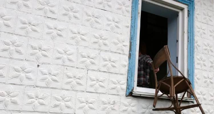 Πρωτοχρονιά με... σπασμένα πιάτα και «βροχή» από μικροέπιπλα για καλή τύχη | Τα πιο παράξενα έθιμα στον κόσμο