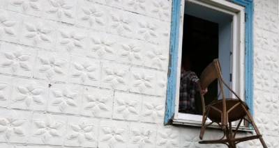 Πρωτοχρονιά με... σπασμένα πιάτα και «βροχή» από μικροέπιπλα για καλή τύχη | Τα πιο παράξενα έθιμα στον κόσμο