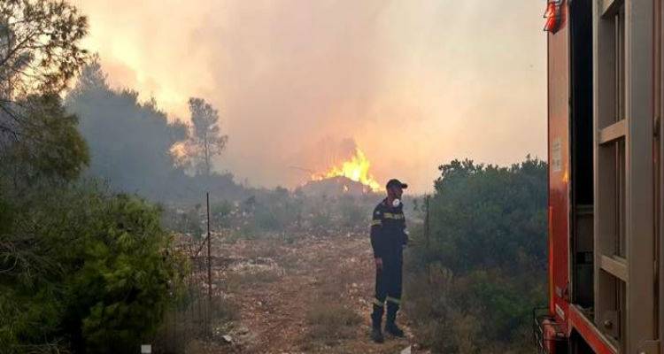 &Phi;&lambda;έ&gamma;&epsilon;&tau;&alpha;&iota; &eta; &Zeta;ά&kappa;&upsilon;&nu;&theta;&omicron;&sigmaf; -&Epsilon;&phi;&iota;&alpha;&lambda;&tau;&iota;&kappa;ή &nu;ύ&chi;&tau;&alpha;, &omicron;&iota; &phi;&lambda;ό&gamma;&epsilon;&sigmaf; έ&phi;&tau;&alpha;&sigma;&alpha;&nu; έ&xi;&omega; &alpha;&pi;ό &chi;&omega;&rho;&iota;ό