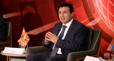 &Epsilon;&pi;&iota;&mu;έ&nu;&epsilon;&iota; &omicron; &Zeta;ά&epsilon;&phi;: &Epsilon;ί&mu;&alpha;&sigma;&tau;&epsilon; &laquo;&mu;&alpha;&kappa;&epsilon;&delta;ό&nu;&epsilon;&sigmaf;&raquo; &kappa;&alpha;&iota; &mu;&iota;&lambda;ά&mu;&epsilon; &laquo;&mu;&alpha;&kappa;&epsilon;&delta;&omicron;&nu;&iota;&kappa;ά&raquo;, &kappa;&alpha;&nu;&epsilon;ί&sigmaf; &delta;&epsilon;&nu; &theta;&alpha; &tau;&omicron; &alpha;&mu;&phi;&iota;&sigma;&beta;&eta;&tau;ή&sigma;&epsilon;&iota; &xi;&alpha;&nu;ά