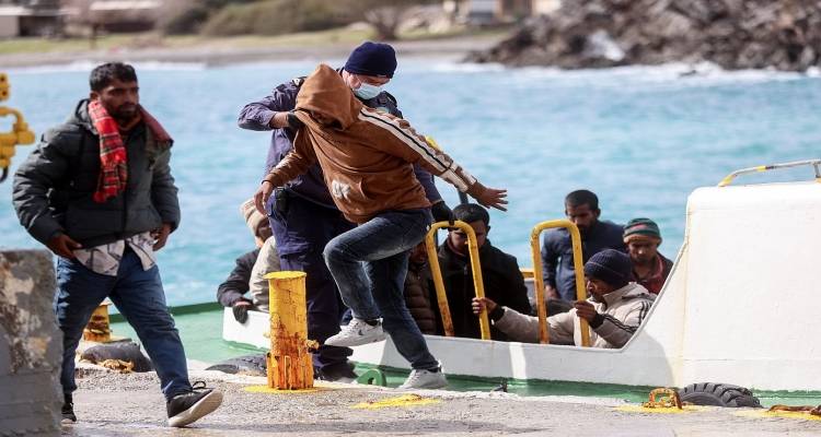 &Phi;&iota;&sigma;ί&nu;&eta;: &Epsilon;&nu;&tau;&omicron;&pi;ί&sigma;&tau;&eta;&kappa;&alpha;&nu; 43 &mu;&epsilon;&tau;&alpha;&nu;ά&sigma;&tau;&epsilon;&sigmaf; &tau;&alpha; &xi;&eta;&mu;&epsilon;&rho;ώ&mu;&alpha;&tau;&alpha; | &Alpha;&nu;ά&mu;&epsilon;&sigma;ά &tau;&omicron;&upsilon;&sigmaf; 27 &pi;&alpha;&iota;&delta;&iota;ά &kappa;&alpha;&iota; έ&nu;&alpha; &beta;&rho;έ&phi;&omicron;&sigmaf;