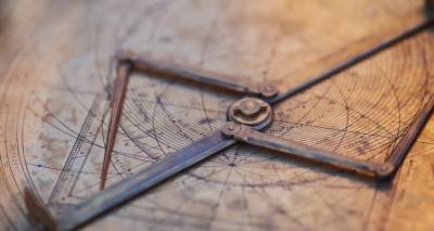 &Omicron; &chi;&alpha;&mu;έ&nu;&omicron;&sigmaf; &chi;ά&rho;&tau;&eta;&sigmaf; &tau;&omicron;&upsilon; &delta;&iota;ά&sigma;&eta;&mu;&omicron;&upsilon; Έ&lambda;&lambda;&eta;&nu;&alpha; &alpha;&sigma;&tau;&rho;&omicron;&nu;ό&mu;&omicron;&upsilon; Ί&pi;&pi;&alpha;&rho;&chi;&omicron;&upsilon; &alpha;&pi;&omicron;&kappa;&alpha;&lambda;ύ&pi;&tau;&epsilon;&tau;&alpha;&iota; &mu;&epsilon;&tau;ά &alpha;&pi;ό 2.000 &chi;&rho;ό&nu;&iota;&alpha; -&Beta;ί&nu;&tau;&epsilon;&omicron;