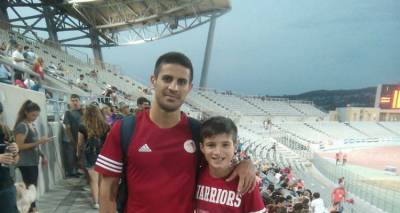 &Sigma;&tau;&omicron; &pi;&alpha;&nu;&epsilon;&lambda;&lambda;ή&nu;&iota;&omicron; &pi;&rho;&omega;&tau;ά&theta;&lambda;&eta;&mu;&alpha; &sigma;&tau;ί&beta;&omicron;&upsilon; &Alpha;&nu;&delta;&rho;&omega;&nu; &omicron; &Lambda;&eta;&mu;&nu;&iota;ό&sigmaf; &Mu;&iota;&chi;ά&lambda;&eta;&sigmaf; &Mu;&epsilon;&rho;&tau;&zeta;&alpha;&nu;ί&delta;&eta;&sigmaf;