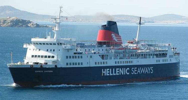 To «Εξπρές Σαντορίνη» στη θέση του «Εξπρές Πήγασος» για την ετήσια ακινησία του