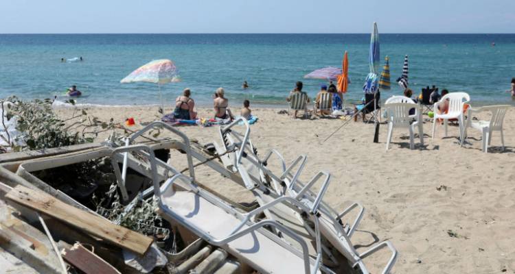 Μπορεί η κακοκαιρία να άφησε πίσω της πληγές, αλλά η παραλίες στη Χαλκιδική γέμισαν τουρίστες /Φωτογραφία: EUROKINISSI