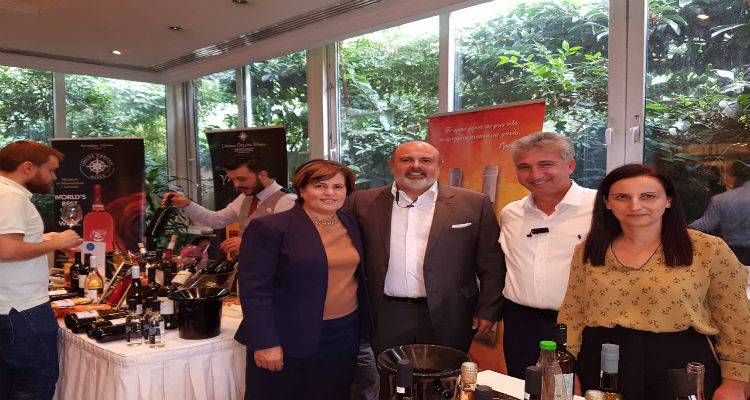 &laquo;&Tau;&alpha; &kappa;&rho;&alpha;&sigma;&iota;ά &tau;&omicron;&upsilon; &Alpha;&iota;&gamma;&alpha;ί&omicron;&upsilon; &sigma;&tau;&eta;&nu; &Alpha;&theta;ή&nu;&alpha;&raquo;