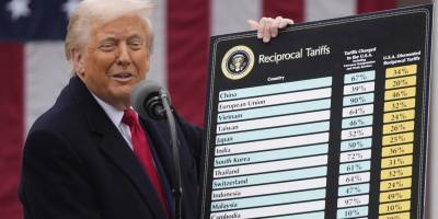 Παγκόσμιο εμπορικό πόλεμο κήρυξε ο Τραμπ: Επέβαλε δασμούς στα πάντα και σε όλους, ποιοι επηρεάζονται -Αγωνία στις αγορές