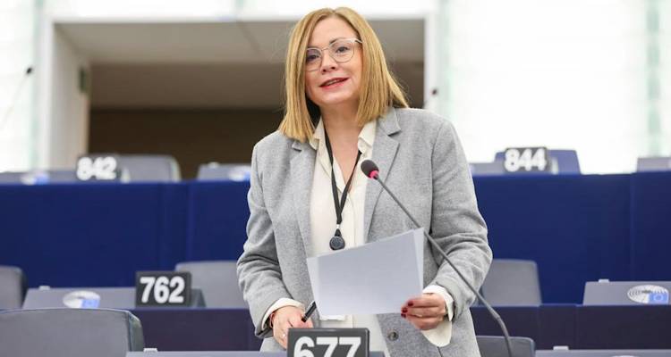 Μαρία Σπυράκη: «Ο ενιαίος φορτιστής για όλες τις συσκευές, σημαντικό βήμα για την παραγωγή βιώσιμων προϊόντων»