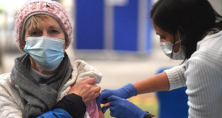 Βρετανία – Κορονοϊός : Τα εμβόλια μειώνουν τη διασπορά του ιού κατά τα δύο τρίτα