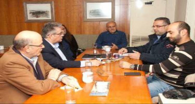 &Mu;&epsilon; &tau;&omicron;&upsilon;&sigmaf; &epsilon;&rho;&gamma;&alpha;&zeta;ό&mu;&epsilon;&nu;&omicron;&upsilon;&sigmaf; &tau;&eta;&sigmaf; &Sigma;&upsilon;&nu;&epsilon;&tau;&alpha;&iota;&rho;&iota;&sigma;&tau;&iota;&kappa;ή&sigmaf; &Tau;&rho;ά&pi;&epsilon;&zeta;&alpha;&sigmaf; &Lambda;έ&sigma;&beta;&omicron;&upsilon; &ndash; &Lambda;ή&mu;&nu;&omicron;&upsilon; &sigma;&upsilon;&nu;&alpha;&nu;&tau;ή&theta;&eta;&kappa;&epsilon; &omicron; &Delta;&eta;&mu;ή&tau;&rho;&eta;&sigmaf; &Kappa;&omicron;&upsilon;&tau;&sigma;&omicron;ύ&mu;&pi;&alpha;&sigmaf;