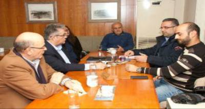 &Mu;&epsilon; &tau;&omicron;&upsilon;&sigmaf; &epsilon;&rho;&gamma;&alpha;&zeta;ό&mu;&epsilon;&nu;&omicron;&upsilon;&sigmaf; &tau;&eta;&sigmaf; &Sigma;&upsilon;&nu;&epsilon;&tau;&alpha;&iota;&rho;&iota;&sigma;&tau;&iota;&kappa;ή&sigmaf; &Tau;&rho;ά&pi;&epsilon;&zeta;&alpha;&sigmaf; &Lambda;έ&sigma;&beta;&omicron;&upsilon; &ndash; &Lambda;ή&mu;&nu;&omicron;&upsilon; &sigma;&upsilon;&nu;&alpha;&nu;&tau;ή&theta;&eta;&kappa;&epsilon; &omicron; &Delta;&eta;&mu;ή&tau;&rho;&eta;&sigmaf; &Kappa;&omicron;&upsilon;&tau;&sigma;&omicron;ύ&mu;&pi;&alpha;&sigmaf;