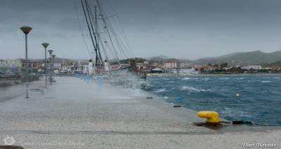 Έ&kappa;&tau;&alpha;&kappa;&tau;&omicron; &delta;&epsilon;&lambda;&tau;ί&omicron; &epsilon;&pi;&iota;&delta;&epsilon;ί&nu;&omega;&sigma;&eta;&sigmaf; &tau;&omicron;&upsilon; &kappa;&alpha;&iota;&rho;&omicron;ύ: &Kappa;&alpha;&tau;&alpha;&iota;&gamma;ί&delta;&epsilon;&sigmaf;, &chi;&alpha;&lambda;ά&zeta;&iota; &kappa;&alpha;&iota; &iota;&sigma;&chi;&upsilon;&rho;&omicron;ί ά&nu;&epsilon;&mu;&omicron;&iota; | &Kappa;&alpha;&iota; &tau;&eta; &Lambda;ή&mu;&nu;&omicron; &theta;&alpha; &chi;&tau;&upsilon;&pi;ή&sigma;&epsilon;&iota; &eta; &kappa;&alpha;&kappa;&omicron;&kappa;&alpha;&iota;&rho;ί&alpha;