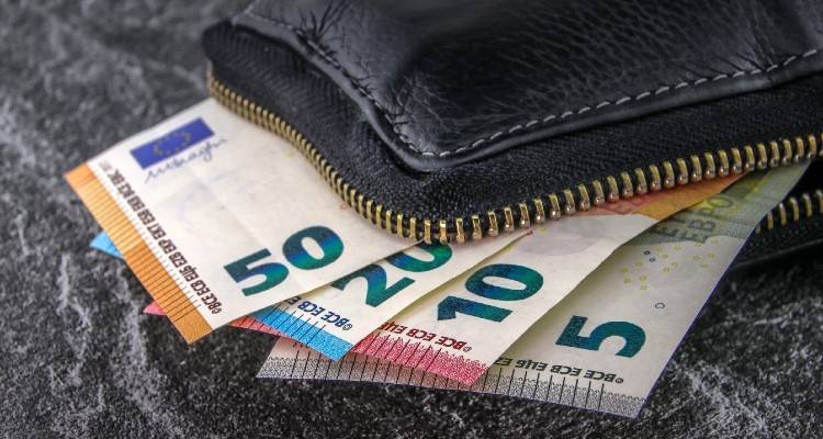Από σήμερα 2.000-4.000 ευρώ στους λογαριασμούς πληττόμενων επιχειρήσεων