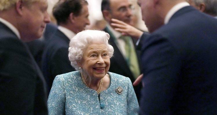 Βρετανία: H βασίλισσα Ελισάβετ επέστρεψε στο Ουίνσδορ μετά την παραμονή της για ένα βράδυ στο νοσοκομείο