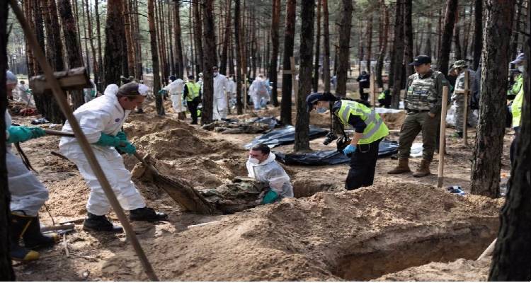 Ουκρανία: Φρίκη στο Ιζιούμ με τις αποκαλύψεις για τον ομαδικό τάφο